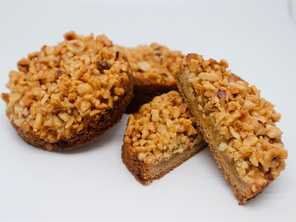 Notenkoek met spijs en karamel